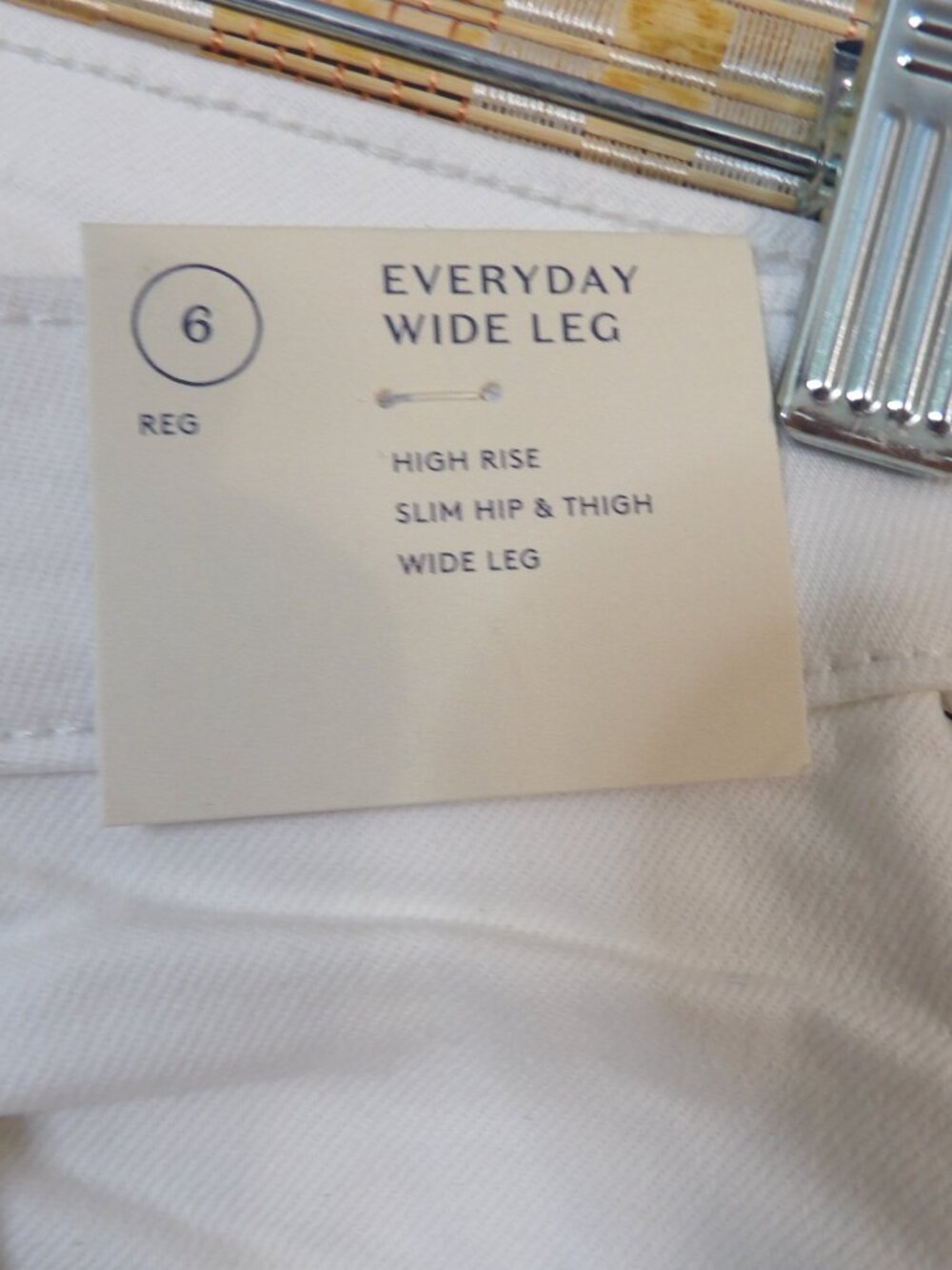NWT Women's Universal Thread Size 6R Everyday Wide Leg Slim Fit White Jeans - Picture 3 of 6